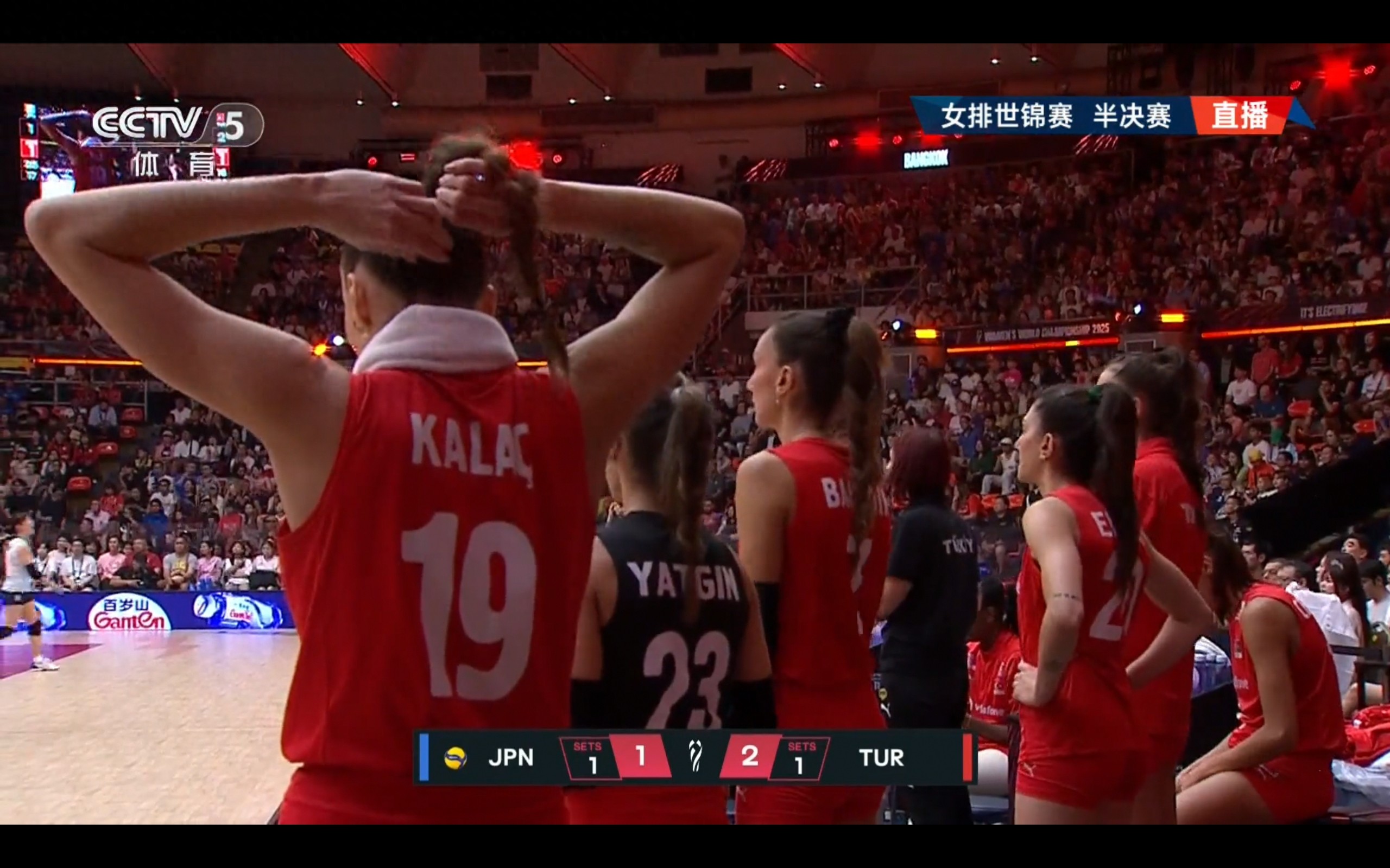 The women&#39;s volleyball World Championship semifinal between Turkey and Japan is currently being broadcast live.