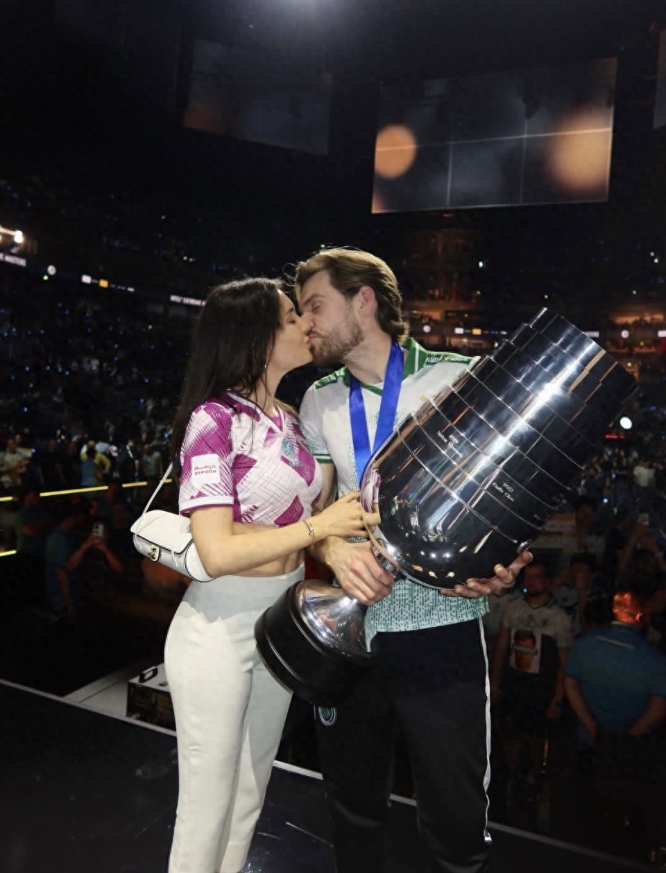 NiKo has finally made his dream come true! He won the championship he always desired! Now the pressure is on Chovy!