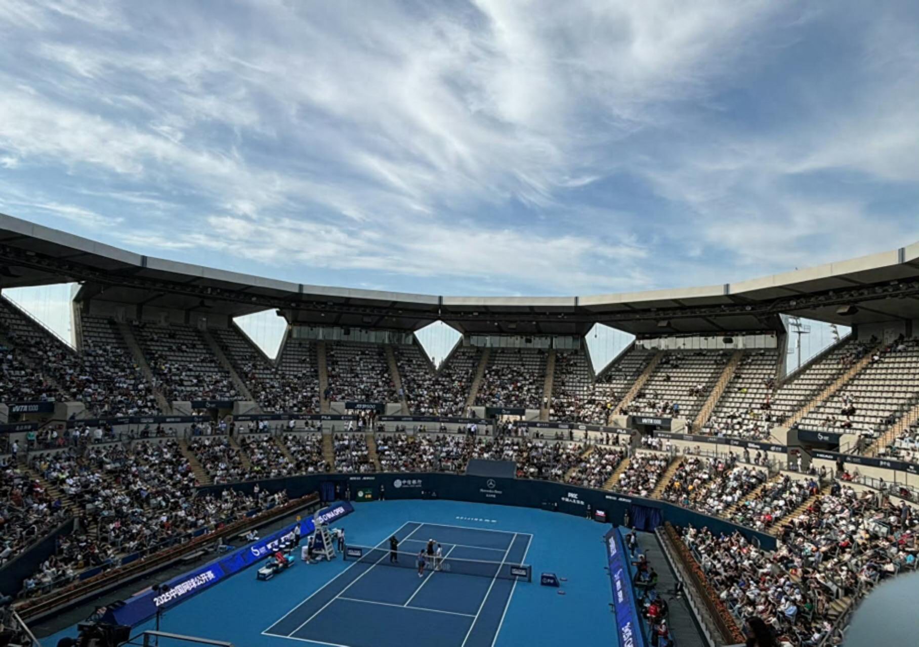 Six Withdrawals in One Day! Lotus Court Turns into a White Lotus Resort, Zheng Qinwen’s Withdrawal Confirms a Forced Comeback?