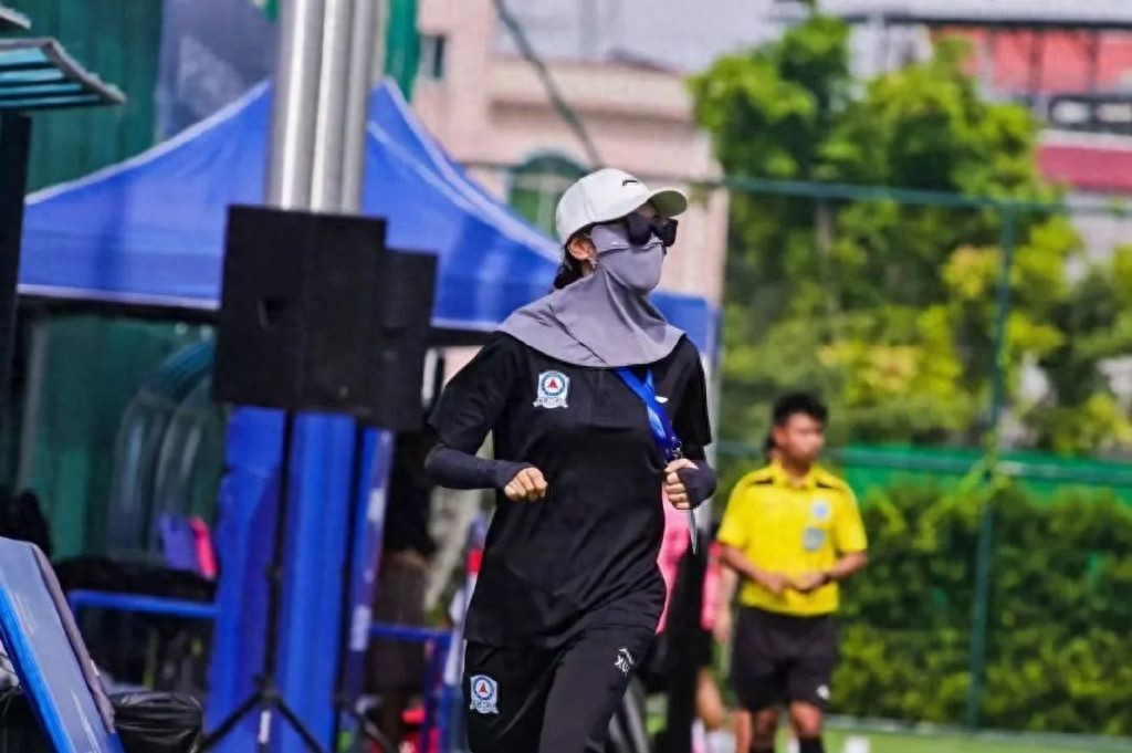 The Centenary Famous School Cup | Xu Li, the team doctor from Kunming No. 1 Middle School, adds a special touch to the event.