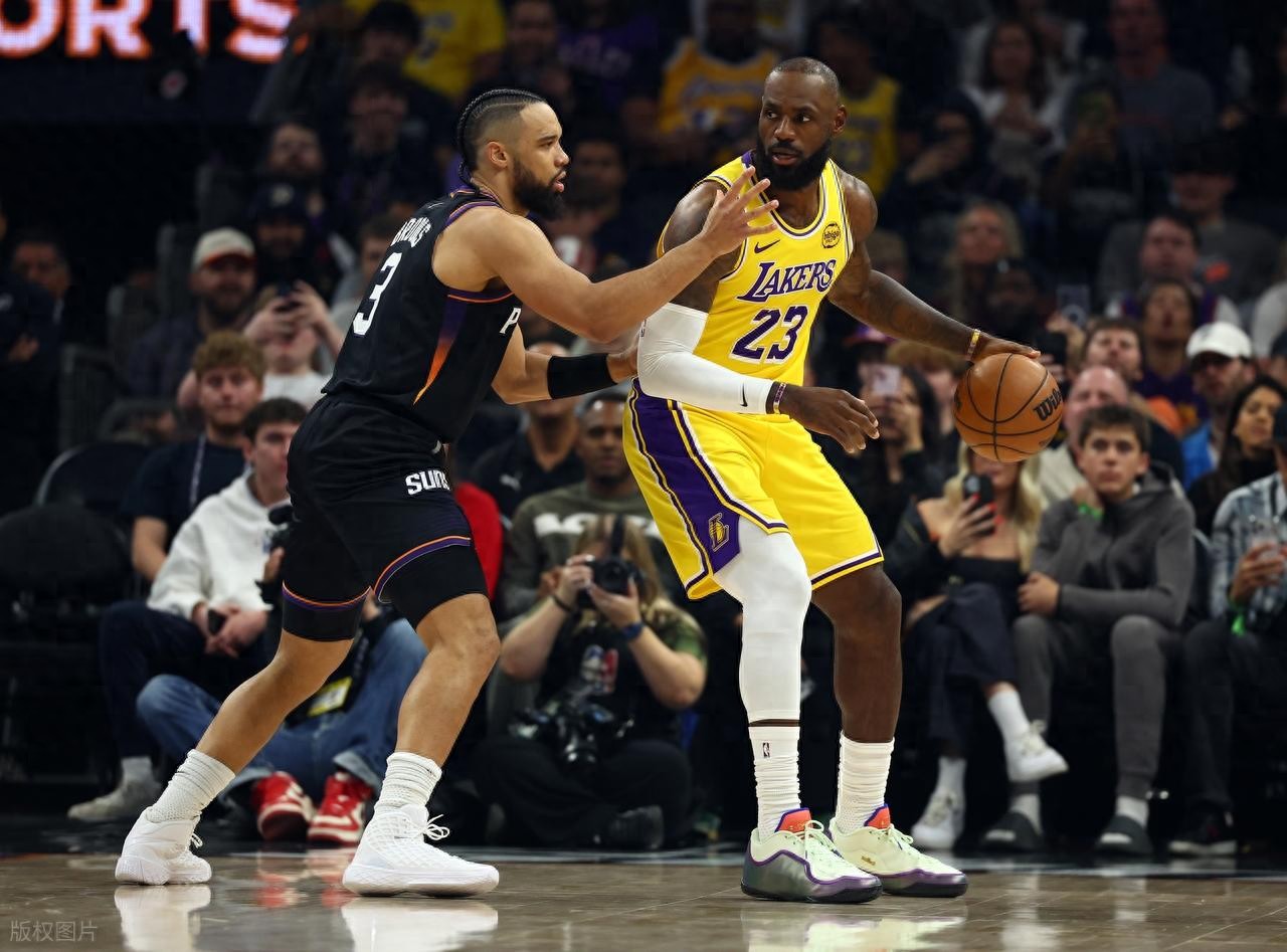 LeBron James scored 23 points and 6 assists, while Reaves returned to contribute 17 points; without Doncic, the Lakers suffered a heavy defeat against the Suns.