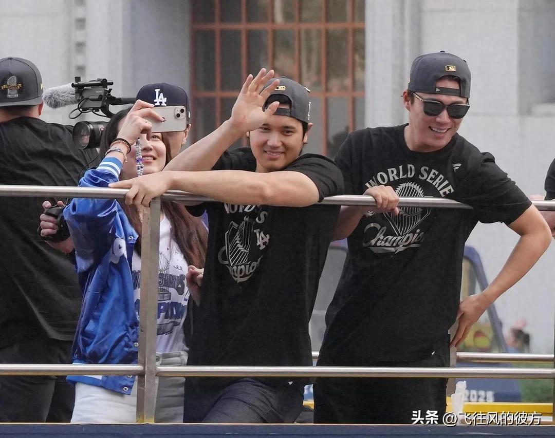 Mamiko sparked discussions by using an older model iPhone to film Shohei Ohtani, with netizens praising her frugal lifestyle.