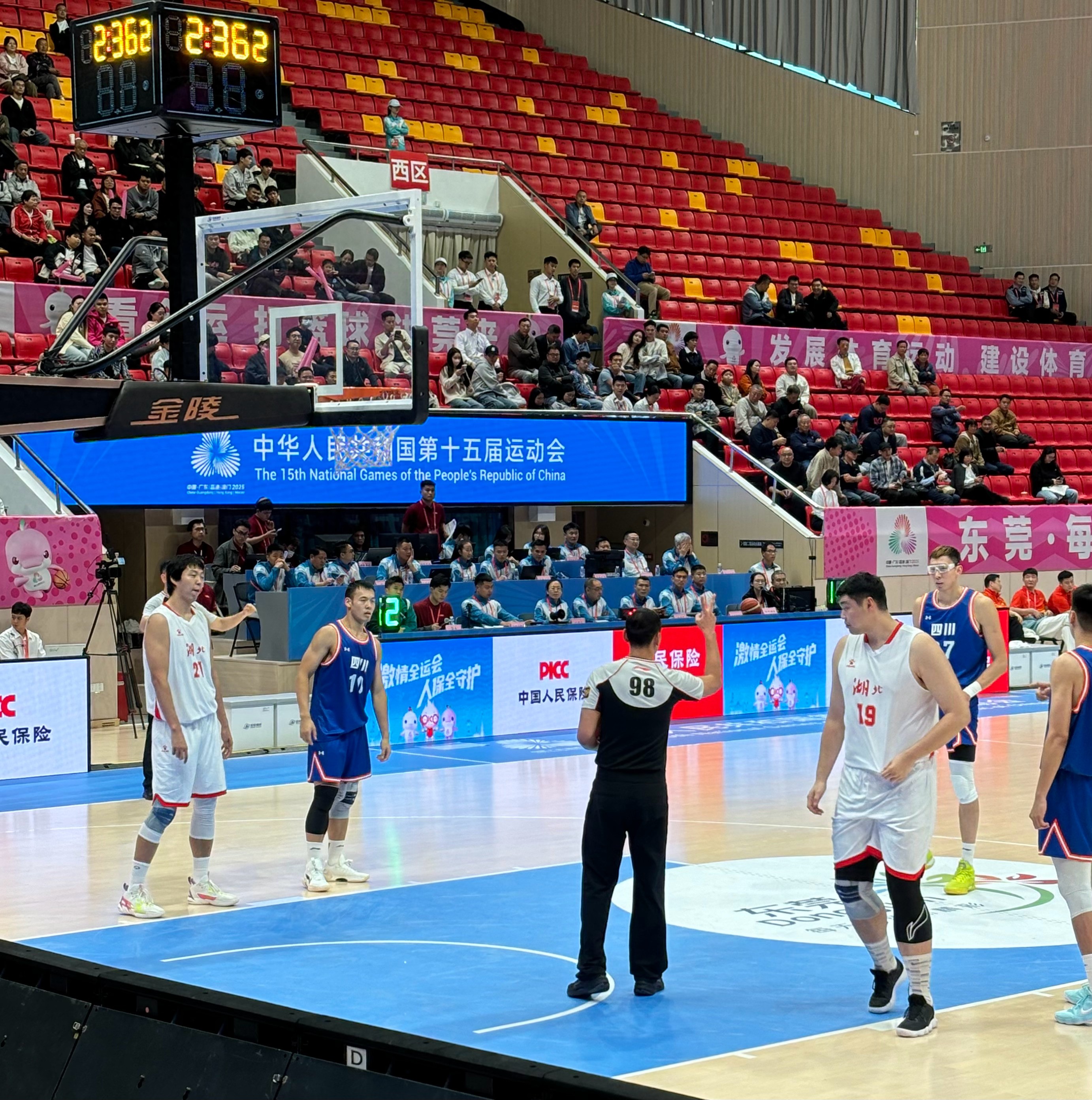 National Games Group Stage - Hu Jinqiu scores 25 points, Zhou Qi records 24 points and 18 rebounds; Sichuan’s star-studded lineup overwhelms Hubei by 63 points