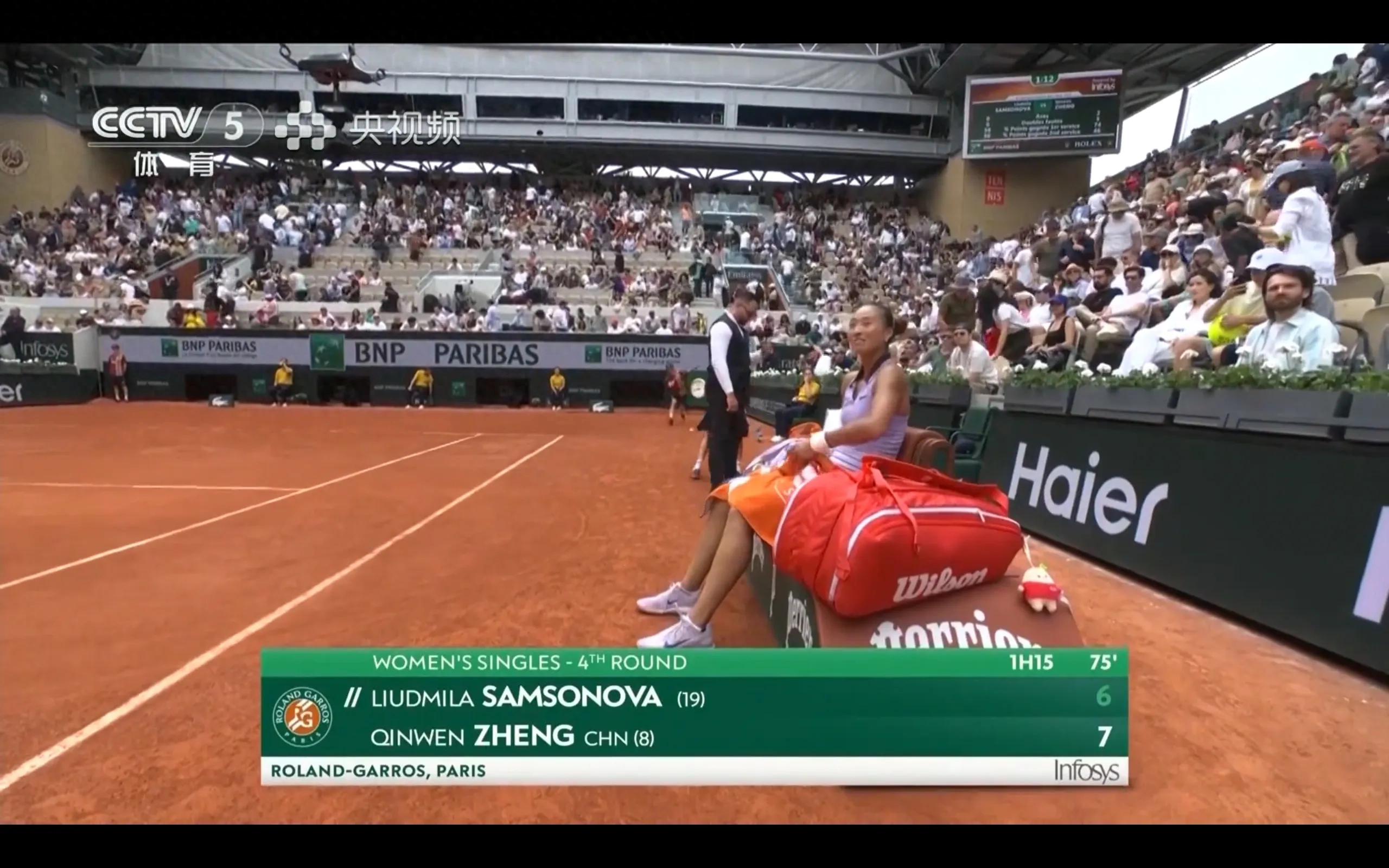 At the French Open, Zheng Qinwen won the first set 7-5 and led Samsonova 1-0