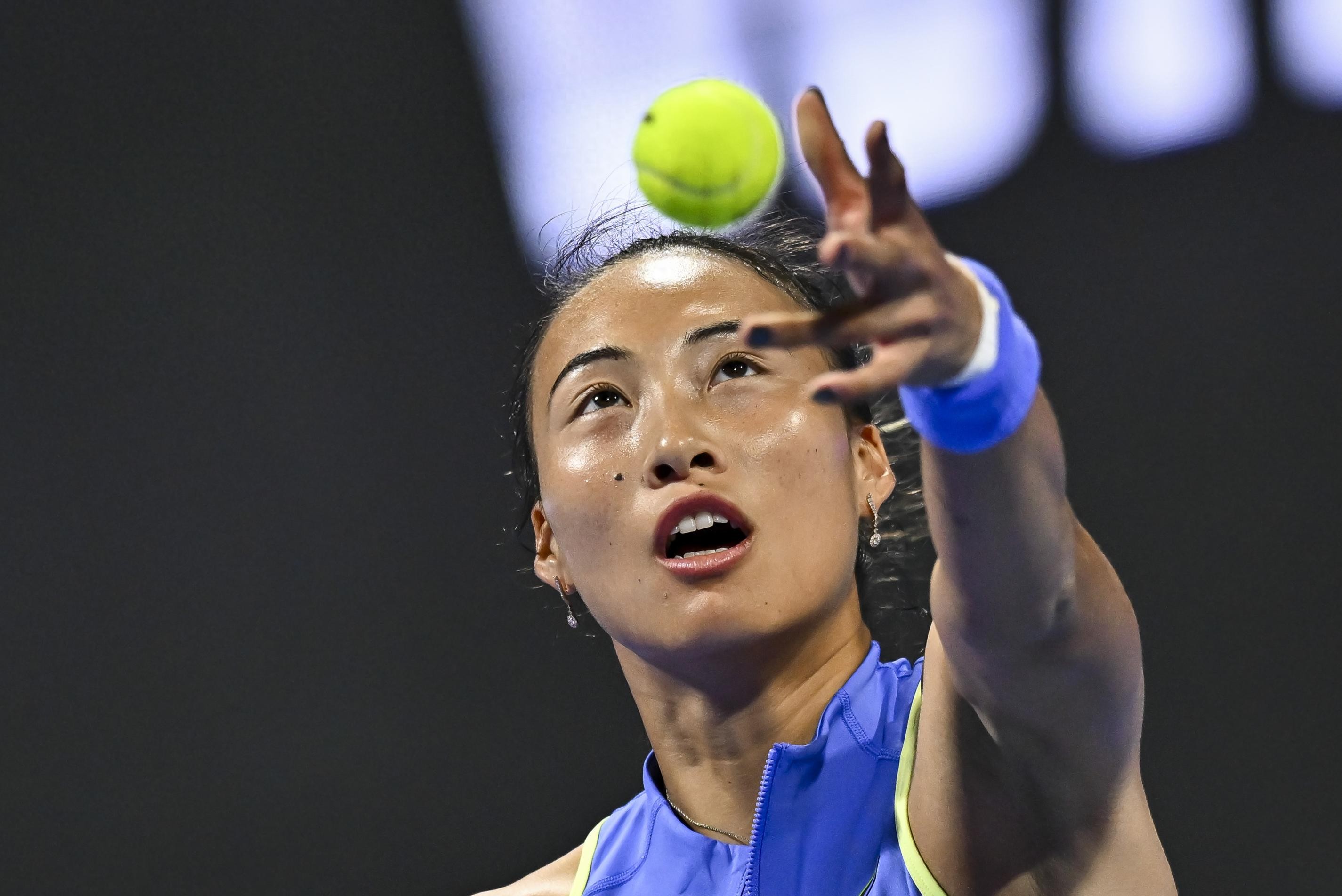 The team's concealment of the reason behind Zheng Qinwen's withdrawal has become a mystery, sparking outrage from the Dubai director who intends to punish Sabalenka and the "silk stockings".