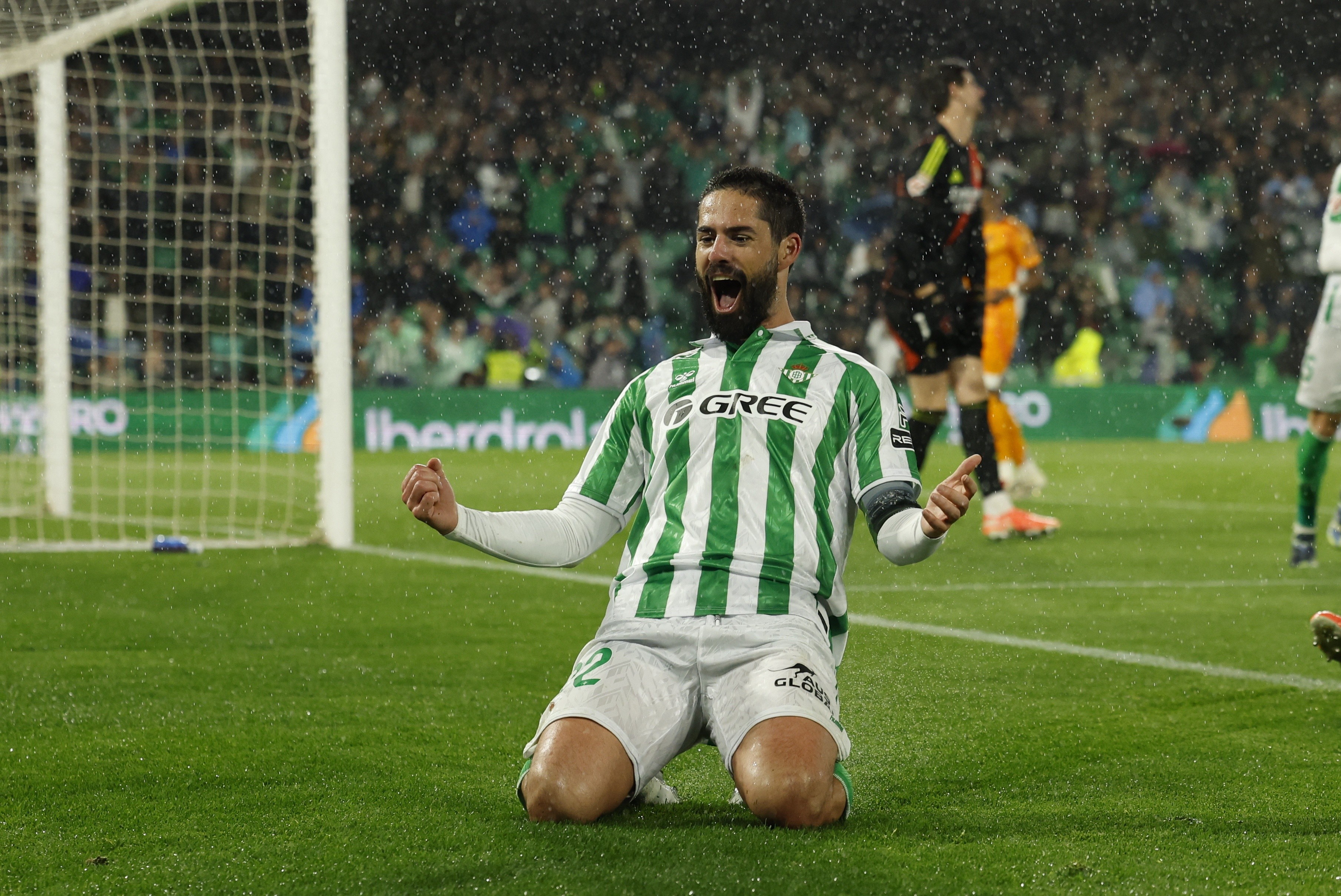 Phoenix Nirvana! The 33-year-old Isco returned from a serious injury for half a year, scoring 11 goals and 8 assists this season to lead the team to the UEFA Europa League