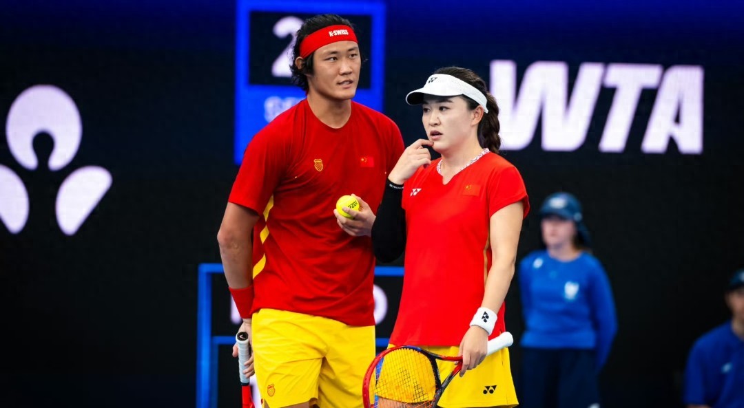 Zhu Lin suffered a straight-sets loss and was overturned, with the new season’s first victory still elusive; Zhang Zhizhen’s defeat showed he was simply outmatched.