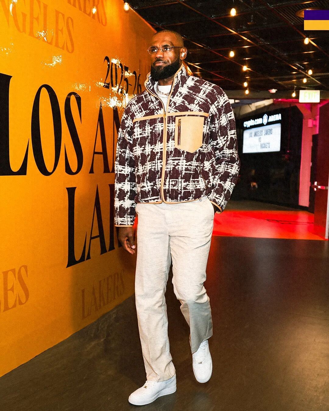 The Lakers defeat the Rockets, taking a 2-0 lead in the series! James executes a folding dunk, a top-ten play.