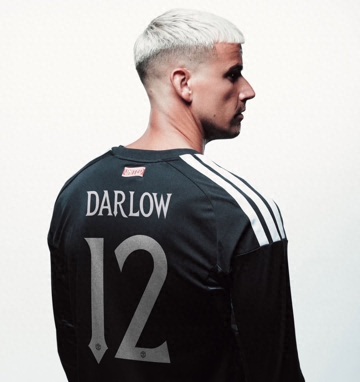 Manchester United has officially announced their second summer signing, who will wear the No. 12 jersey and has already met with Carrick! The next new recruit is also ready.