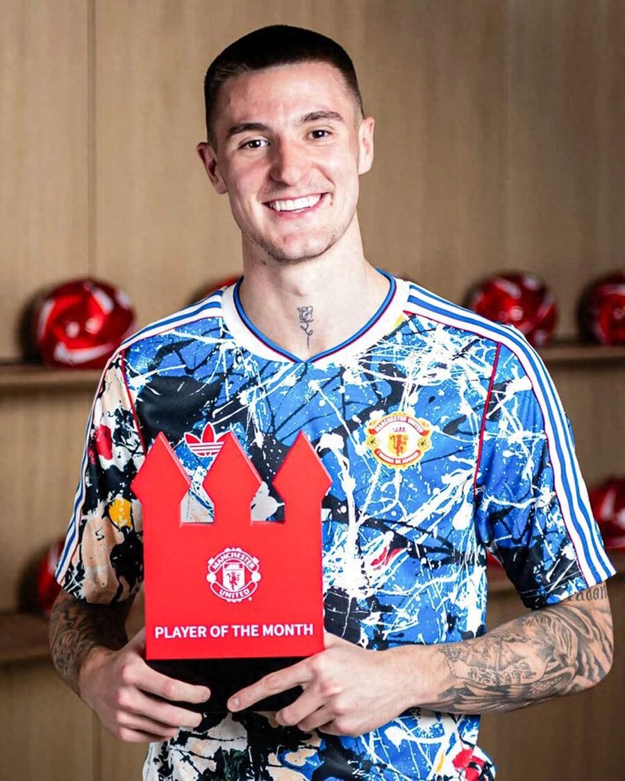 Is it more beneficial for Šeško to be a substitute at Manchester United? Winning the best award but not anxious, Carrick learns from one person's lesson.