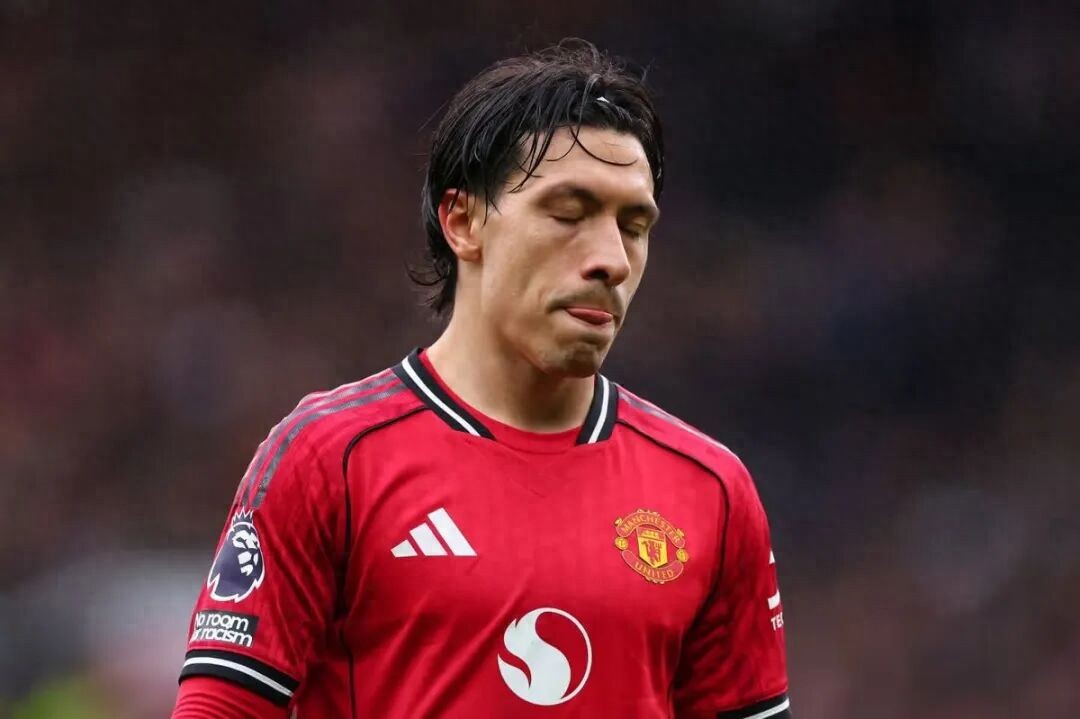 Lisandro Martinez's recurring injury may prevent him from playing against Villa! He once considered retirement due to severe injury, potentially forcing Manchester United to buy Van de Ven.