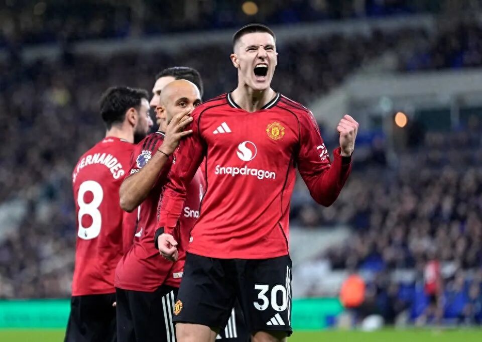 Good luck with the start! The guardian of the goal saves Manchester United as they return to the top four with a 1-0 win, Carrick refuses to change the starting lineup, and Shesko remains efficient.