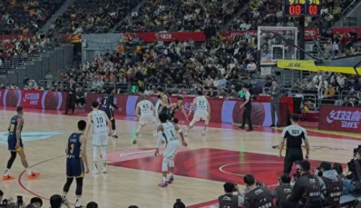 郭昊文以42分刷新個人生涯紀錄,徐杰因傷退場,萨姆纳首秀獻26分,廣東加時險勝南京