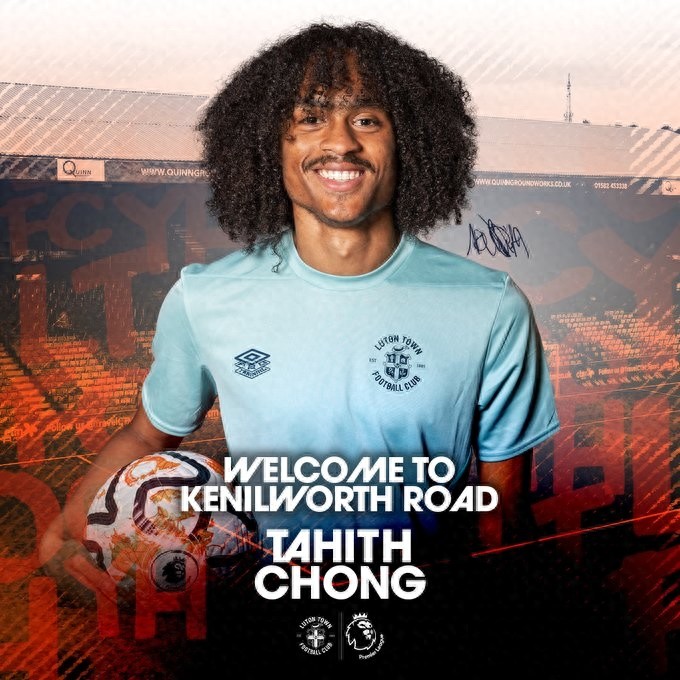 Former Manchester United player Chen Dayi has chosen to represent Curacao, with fans criticizing the football association for wrongly labeling the naturalization process.