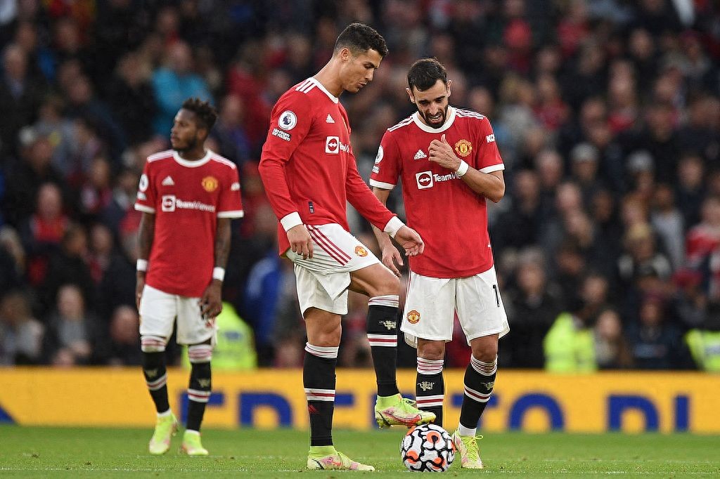Poaching from Manchester United? Ronaldo personally persuades Bruno Fernandes to join him in Saudi Arabia, but three factors make the deal impossible.