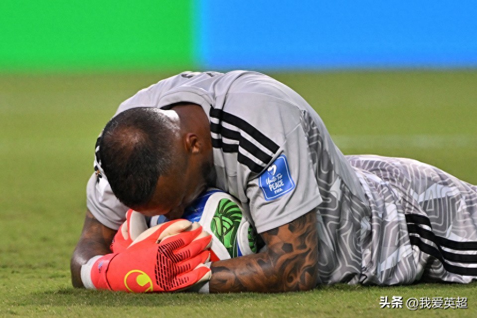 A new World Cup team has produced another goalkeeping sensation! The 37-year-old veteran made a record 15 saves in a single match, and he was once a teammate of Zhang Yuning.