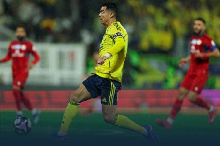 Starting lineup value €117 million vs. €7.33 million: Ronaldo offside 5 times before finally scoring as Al-Nassr narrowly beats relegation-threatened team 2-1.