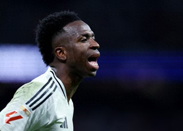 Fans called Real Madrid to sell the most expensive striker, and contract renewal negotiations were forced to stop because of the annual salary of 30 million euros