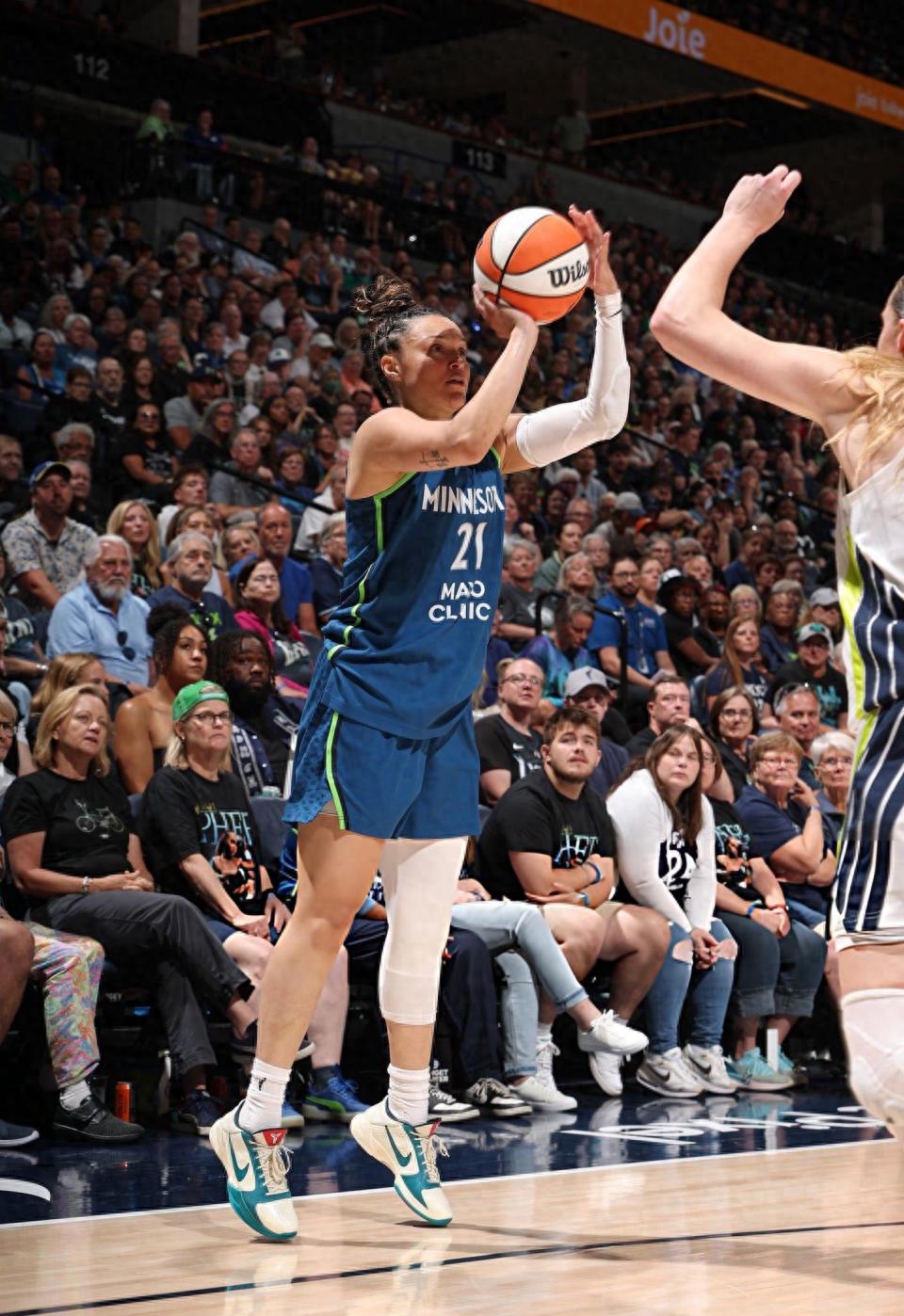 10 three-pointers set a new WNBA record! McBride scores 43 points, leads Lynx to playoff berth
