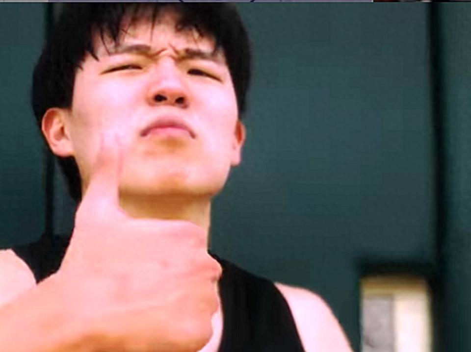 Yang Hansen&#39;s confident moment! After a miraculous three-pointer near half court, he gave himself a thumbs-up and said &#34;perfect&#34; in English.