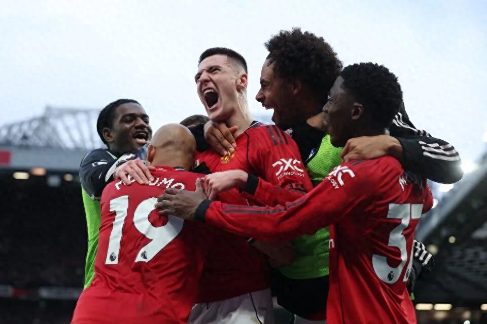 Manchester United dramatically clinched a 3-2 stoppage-time victory! Carrick passed the test with a third consecutive win, securing a top-four spot with one more achievement ahead.
