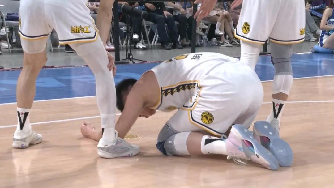 Goodbye, Zhou Qi! 31 points on 15 shots! is still the No. 1 inside line of the Chinese men's basketball team