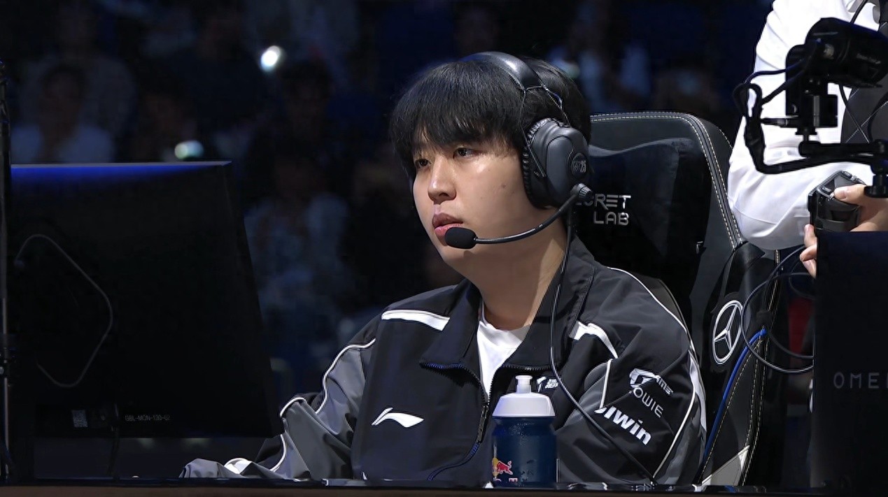 The biggest joke in the LPL has emerged! Official commentators revealed: TES&#39;s CEO was on-site wanting to replace the jungler.