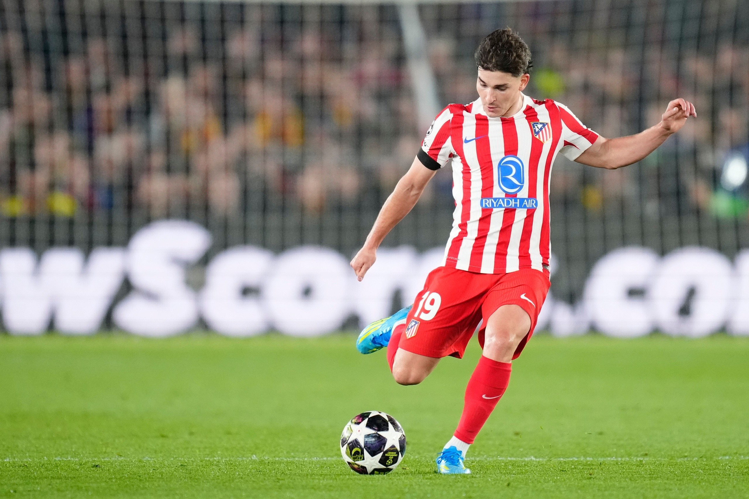 Two birds with one stone! Real Madrid makes a €150 million bid for Julián Álvarez, only to be swiftly turned down by Atlético Madrid due to the release clause.