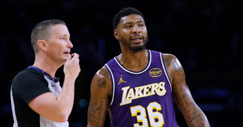 The final 0.4 seconds possession awarded to the Spurs was a referee error! The Lakers suffered but still narrowly won: almost dragged into overtime.