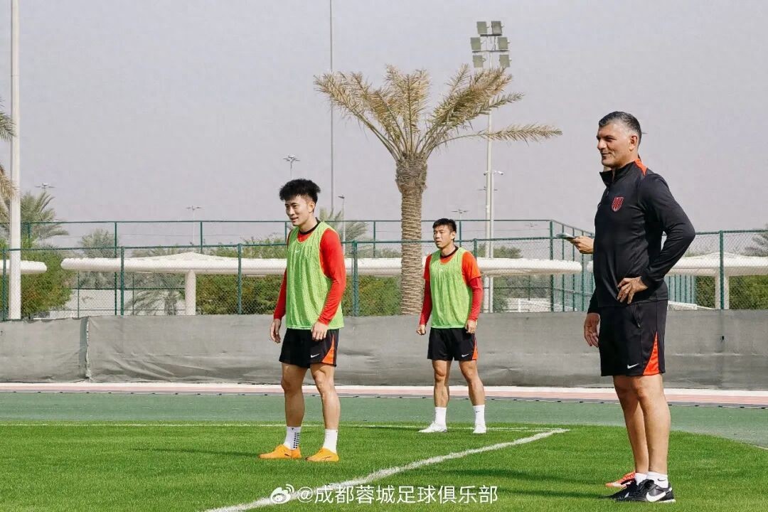 How will Chengdu Rongcheng, leading the title race by 5 points, handle this unexpected windfall?