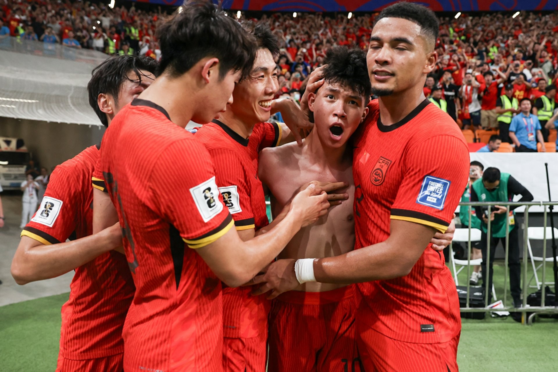 The head coach of the national football team, Ivankovic, left China alone and the scene was deserted, and the hometown media held grievances for him