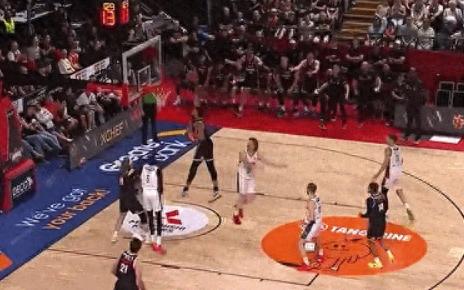 32 points and 13 rebounds! McGee’s explosive debut! The NBA three-time champion center truly has skill.