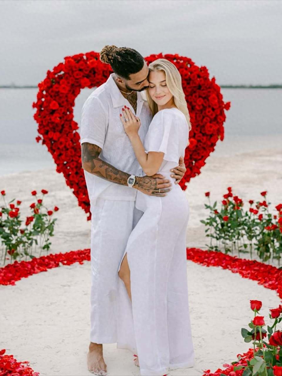 Russell successfully proposed and kissed his girlfriend! A sweet family photo of four; he was rumored to have cheated at the end of July.