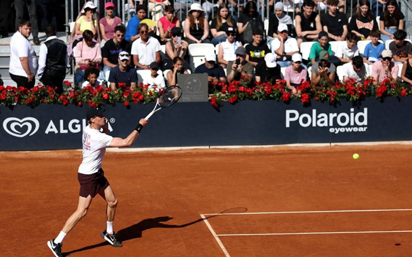 Stubbs predicts Sinner will dominate clay and win the French Open, Johnson says Gauff can seize power on clay.