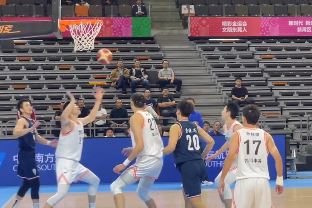 Narrow escape! Zhou Qi scores 28+10, Hu Jinqiu 22+13, Sichuan dominates Henan despite 9 turnovers in the first half