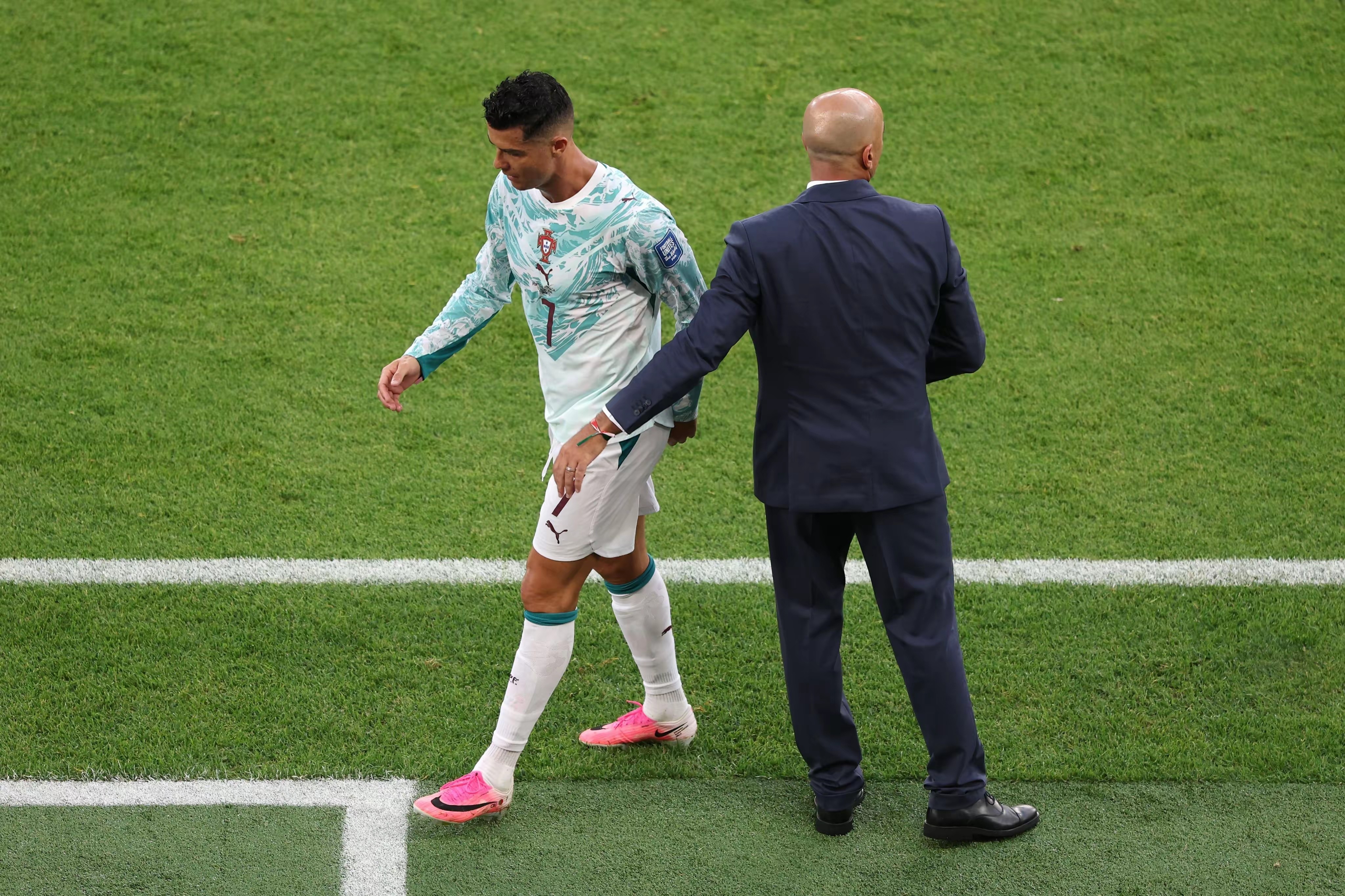 41-year-old Cristiano Ronaldo has become a "stationary target" in the penalty area, always waiting for chances on the spot, with his dribbling skills falling short even compared to the Cape Verde goalkeeper.