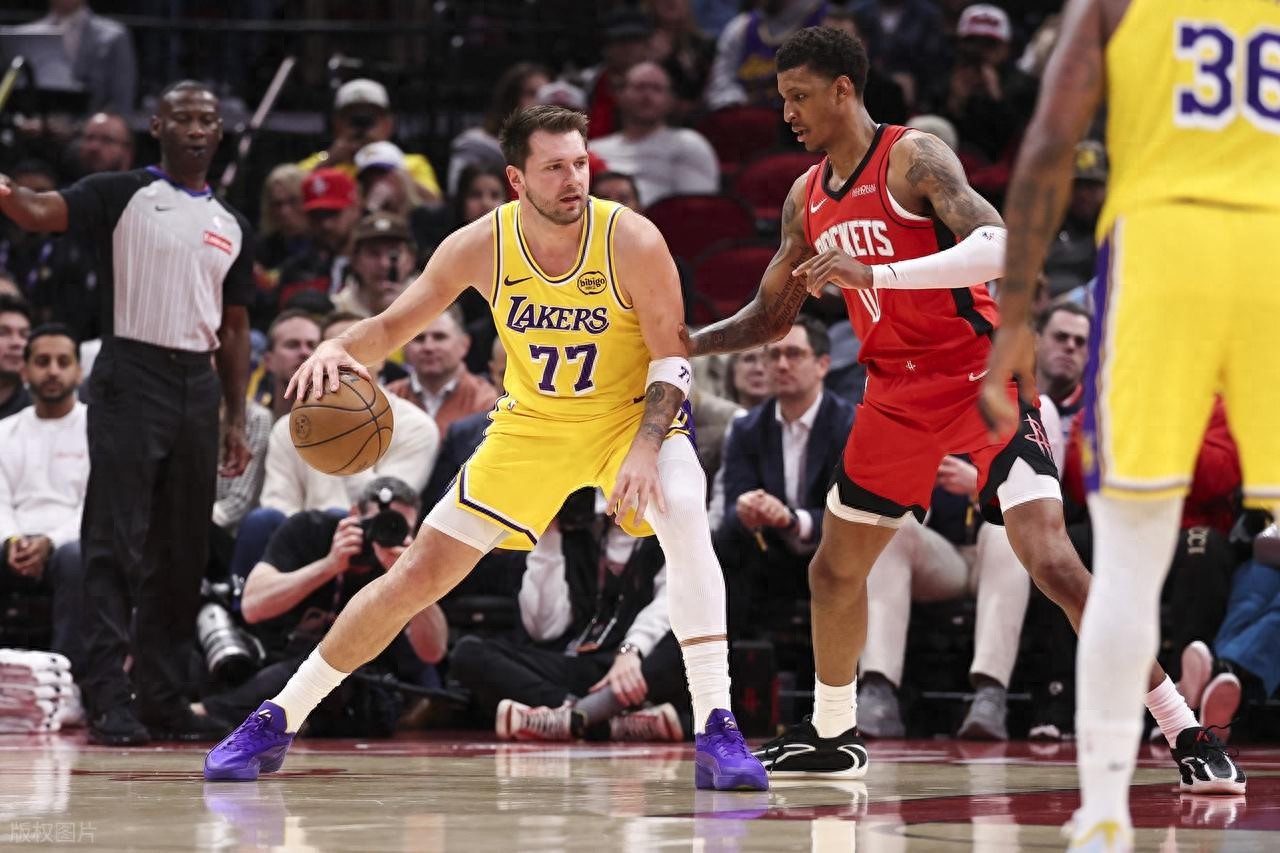 Taking charge! Luka Doncic scores 36 points, LeBron James 18 points, Kevin Durant 18 points + 7 turnovers, Lakers defeat Rockets for 6th straight win.