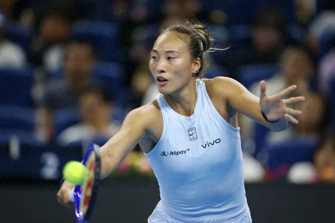Zheng Qinwen's match against Kenin today is seen as a preliminary test, with two pre-match incidents sparking widespread discussion.
