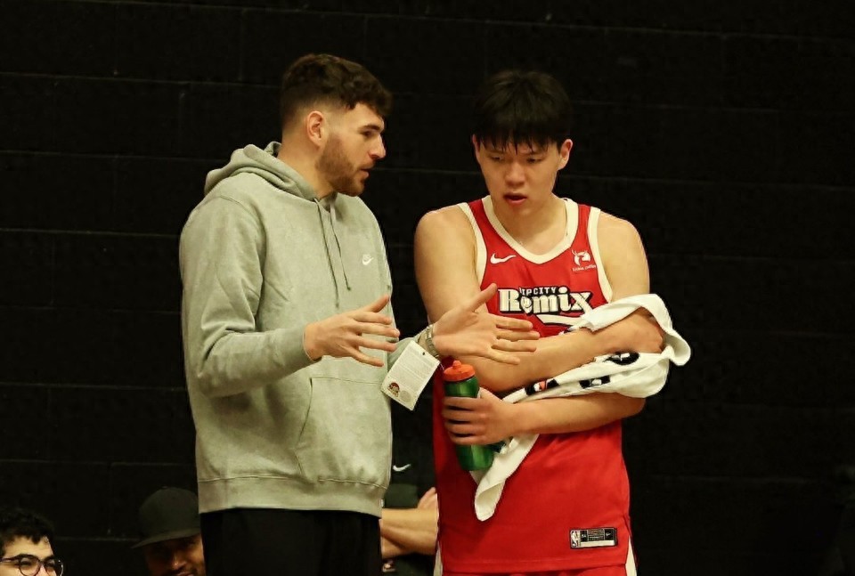 Yang Hansen’s 18+10+4 accompanied by a touching moment behind the scenes! Klingen offers serious guidance, fans hopeful to unlock his potential