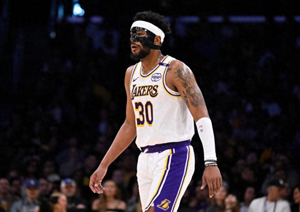 The Lakers have waived Goodwin! After letting go of two players, they are making room for Smart, with the beat writer listing the new recruit&#39;s pros and cons.