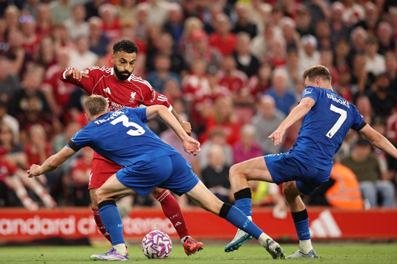 In the Premier League opener, Liverpool defeated Bournemouth 4-2, with Ekitiq providing a goal and an assist, and Chiesa scoring the winning goal for his first Premier League strike.