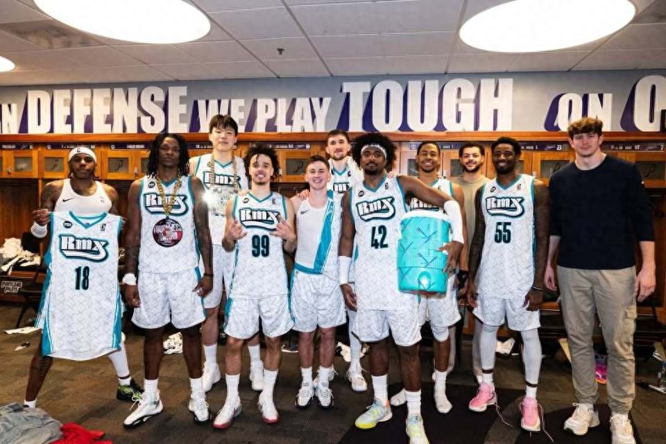 Yang Hansen participated in the mixtape group photo once again! He performed excellently and earned a medal, with his position also changing.