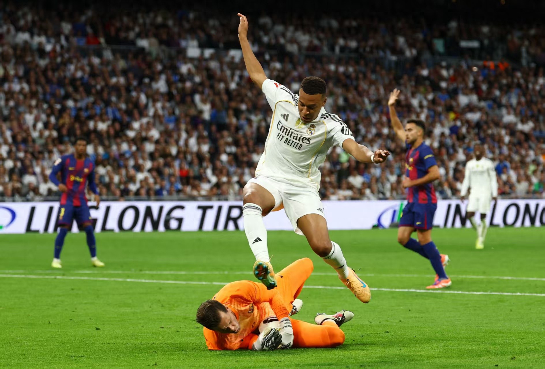 Real Madrid&#39;s coaching staff claimed they could have scored 7 goals against Barcelona, but Szczęsny made 9 saves in the match including a penalty stop.