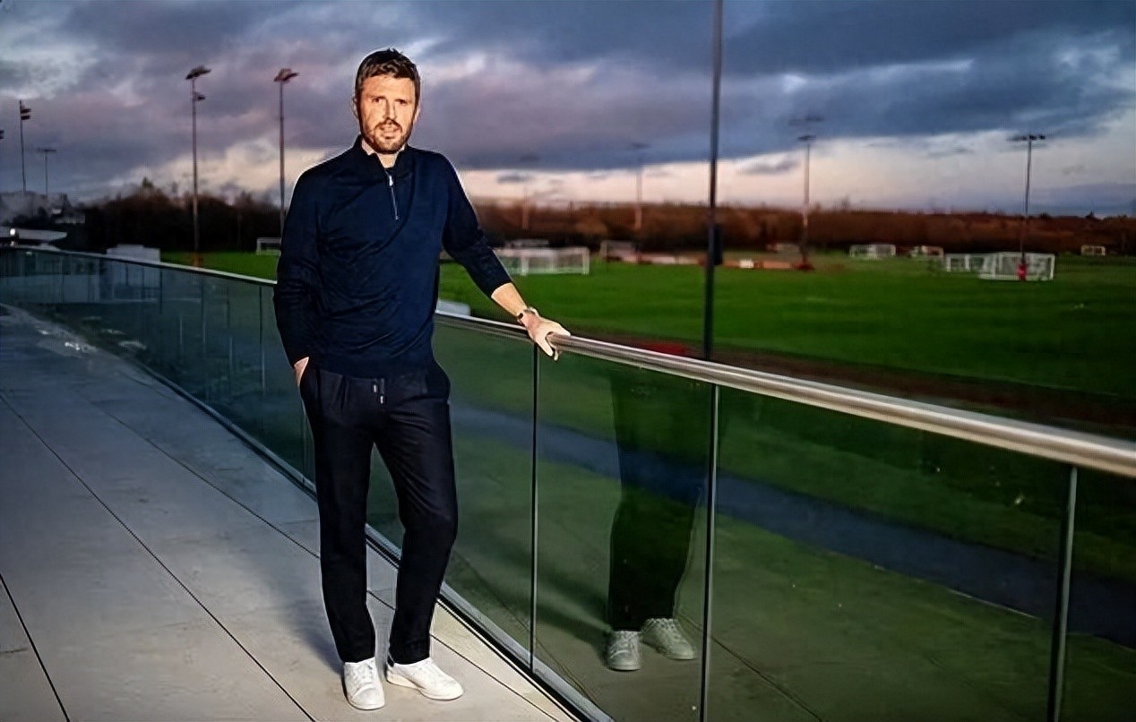 Sir Alex Ferguson highly recommends him and the locker room supports him; Carrick returns to "firefighting" Manchester United after 5 years