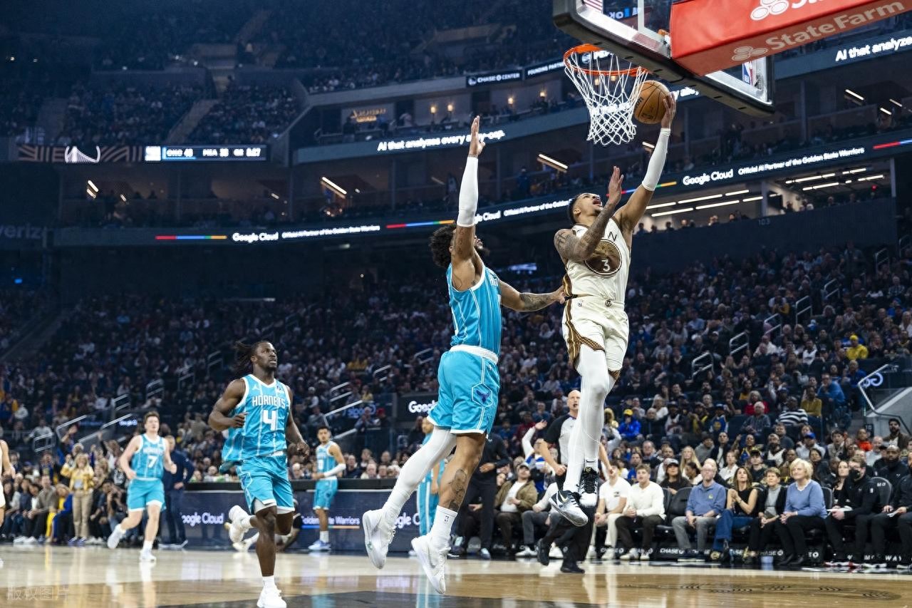 Curry scored only 14 points while Green exploded with four three-pointers, totaling 20 points, as the Warriors cruised to a big victory over the Hornets, claiming their third consecutive win.