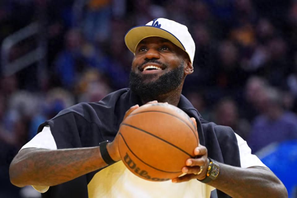 Team Report: LeBron James may miss the first 15 games, Lakers need trades to have a shot at the championship