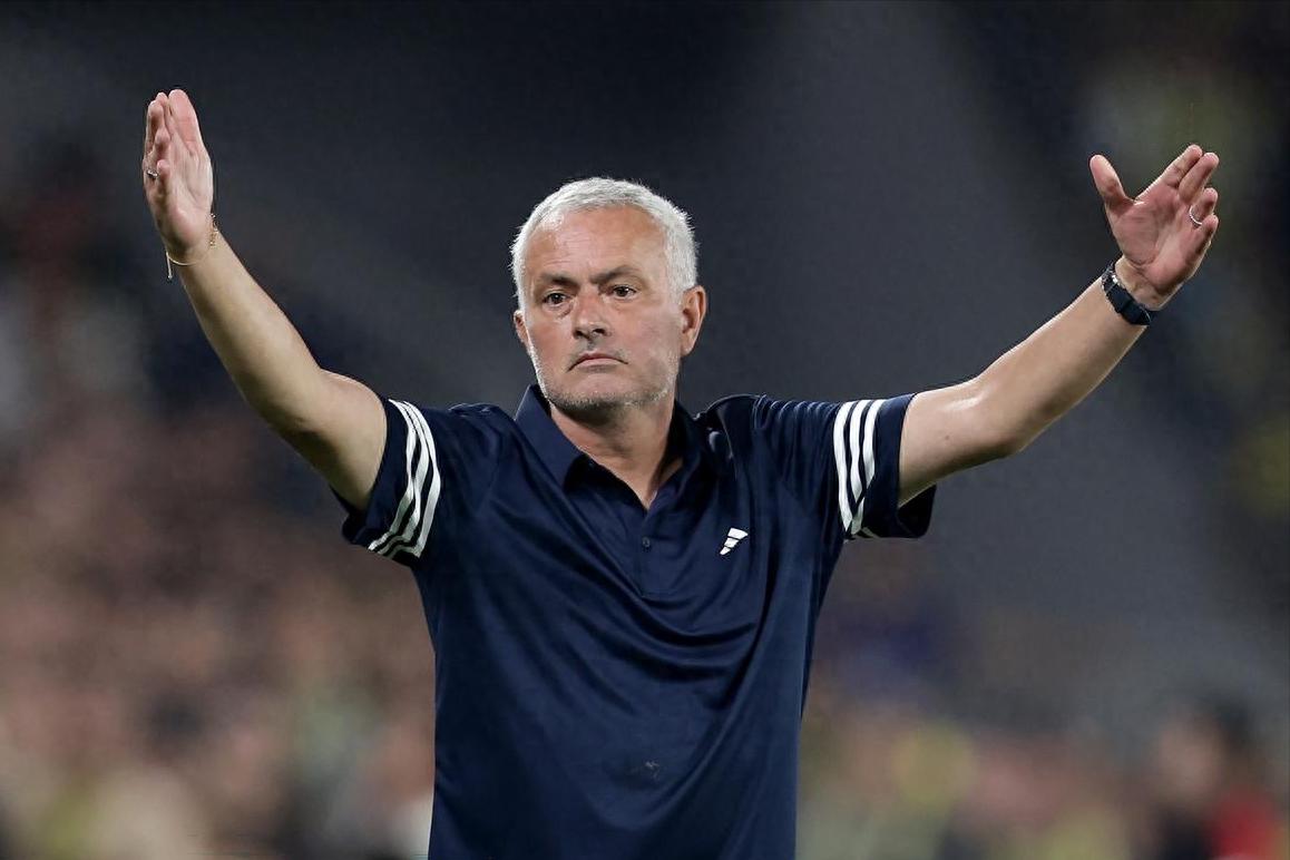 Japan&#39;s national team player scores twice but can&#39;t save the day as Mourinho battles in the Champions League; Fenerbahçe defeats Feyenoord 5-2.