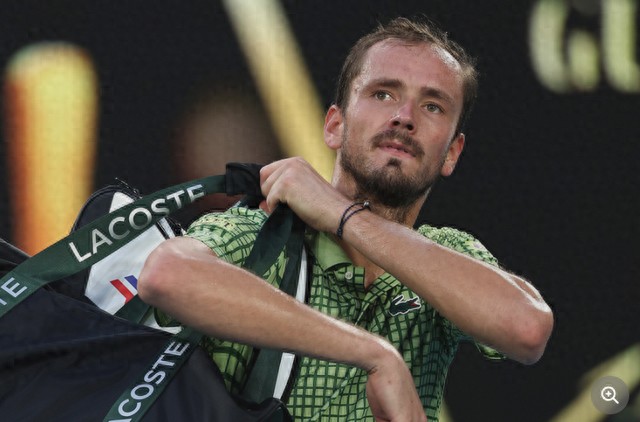 41 ATP personnel stranded in Dubai, Medvedev jokes about holding a closed-door match; Zhou Yi posts about becoming a war correspondent.