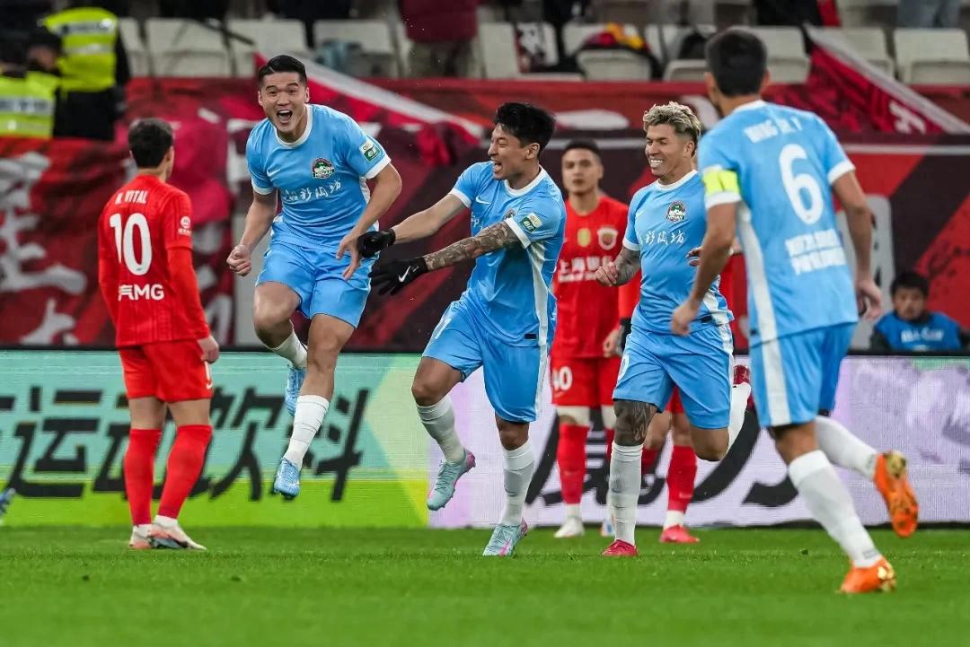 Henan Secures First Victory at Harbor's Home Ground! Unleashing Full Firepower in the First Half and Demonstrating Resilience in the Second