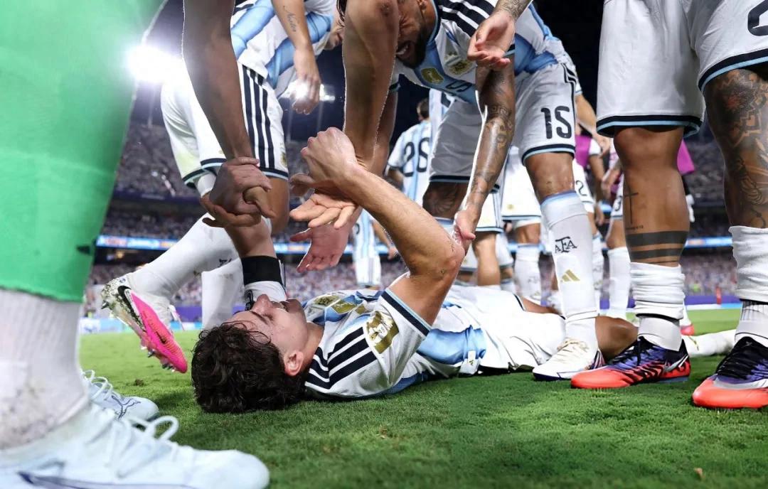 Hand over the "Hand of God" to the Argentines behind Messi